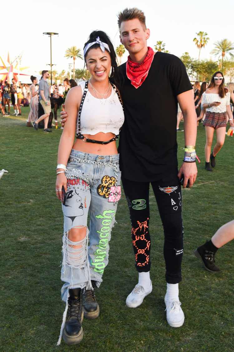 Džínsy Coachella 2019 s roztrhaným neónovým farebným potlačou s vysokým pásom a bielym topom