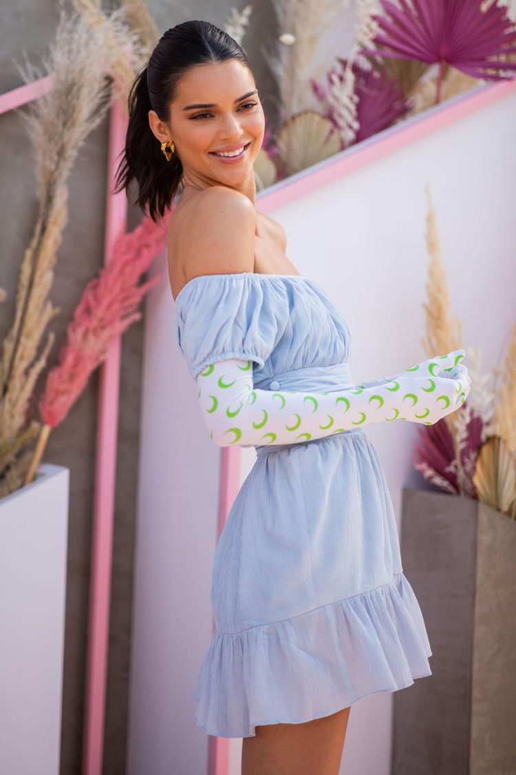 Coachella 2019 mini šaty svetlo modré mimo rameno kendall jenner