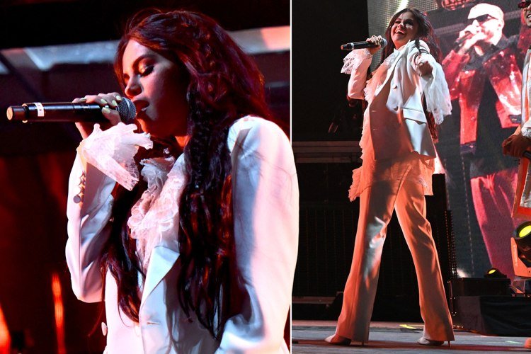 Coachella 2019 biele nohavice košeľa volánik pás selena gomez