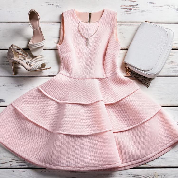 ružové koktejlové šaty kombinované so sandálmi, kabelkou a šperkami