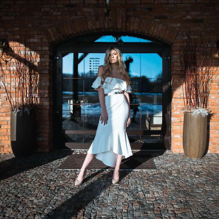 biele elegantné koktejlové šaty s off-ramenom a opaskom