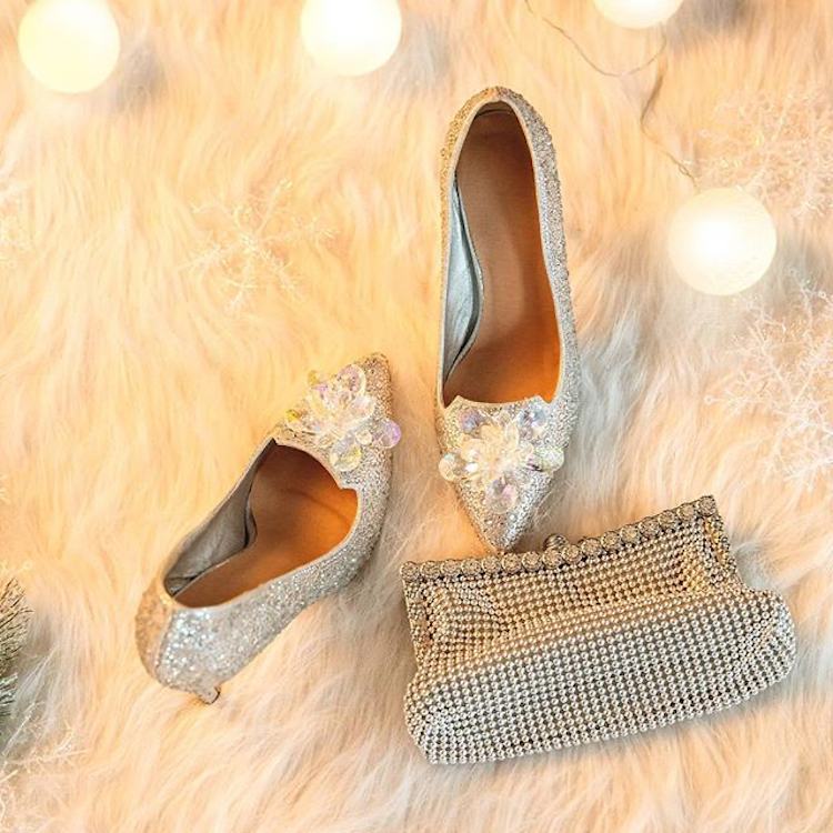 Lesklé vysoké podpätky a kabelka ozdobená perlami a kamienkami