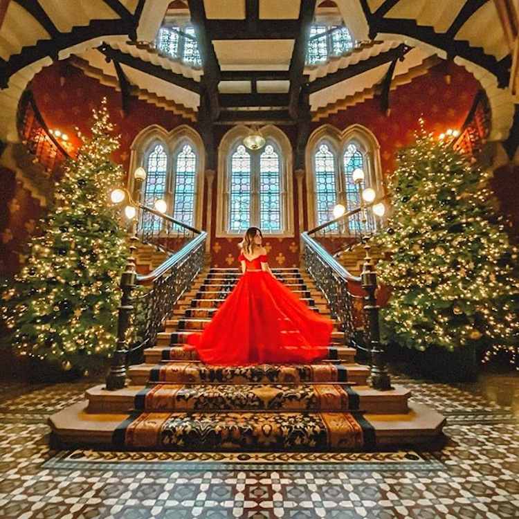 Na vianočný večierok má žena dlhé koktejlové šaty bez ramienok