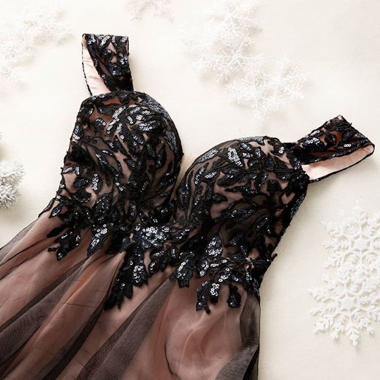 Nádherné koktejlové šaty so žiarivými aplikáciami na vrchu