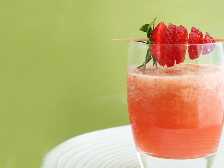 Jahoda na špáradle ako ozdoba kokteilu letné-koktaily-ozdobiť-jahodové špáradlá