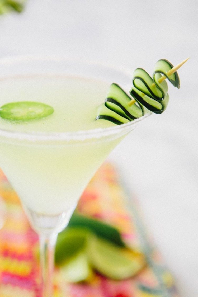 Uhorkové prúžky na špáradle ako ozdoba kokteilu koktaily-ozdoba-uhorka-prúžky-špáradlá
