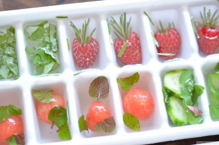 Ovocie a bylinky zmrazte koktaily-ozdoba-kocky ľadu-ovocie-bylinky