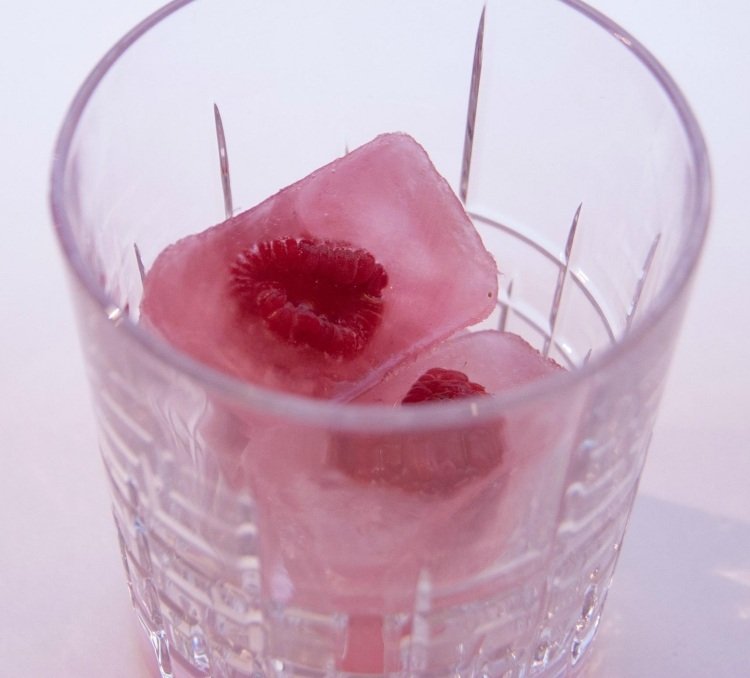 Na letné koktaily zmrazte maliny v kockách ľadu Koktejlové dekorácie-nápady-maliny-kocky ľadu-mrazené
