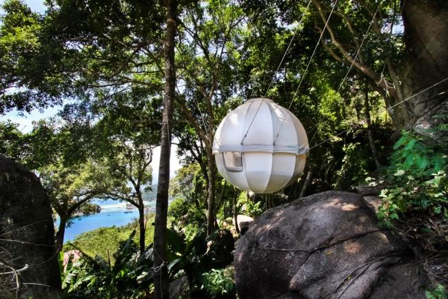 luxusný závesný stan na strome v kokóne, zavesenie na lano cez noc Závesný stan v kukle na strome zostane cez noc zavesený na lanách