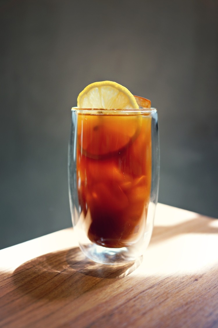 Recept na kávu Cold Brew a nápady na pridanie mlieka a citrónu podľa chuti