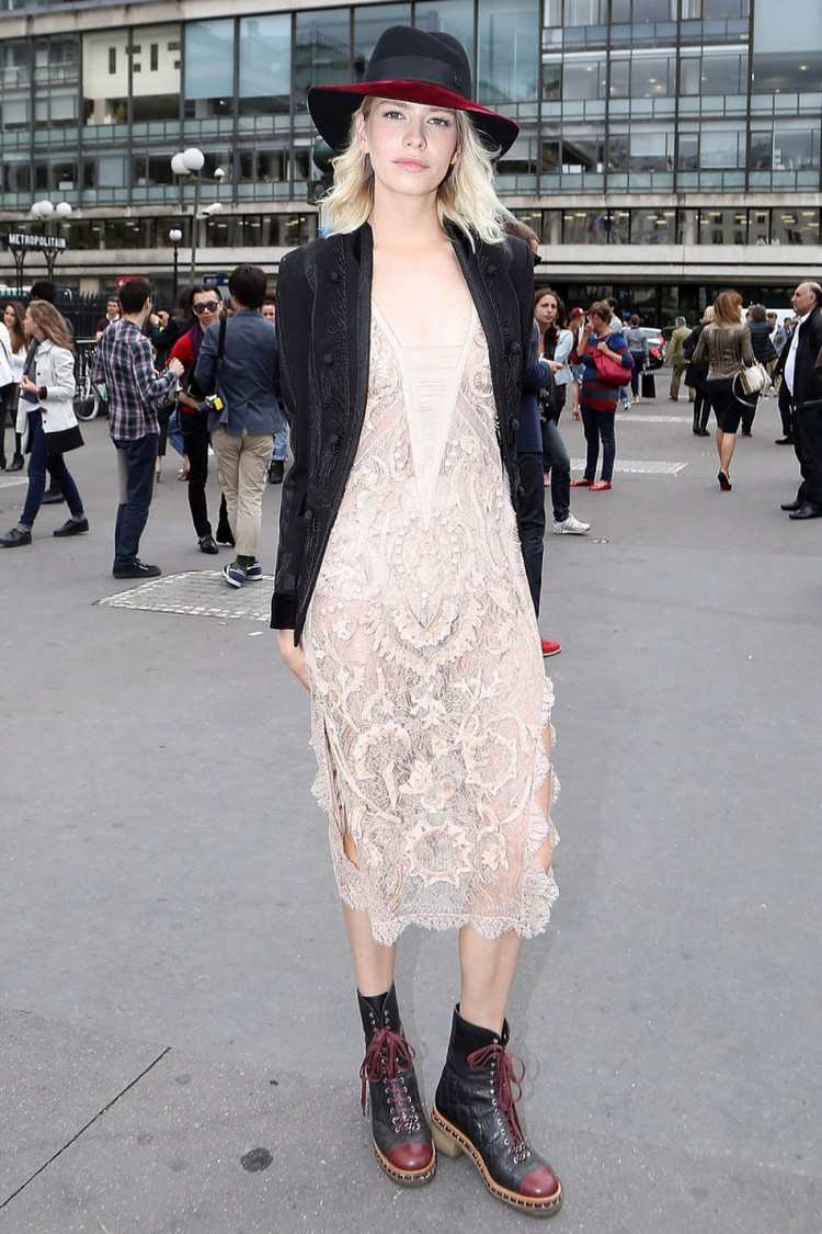 Skombinujte šaty s módnymi trendmi bojových topánok na jar 2021