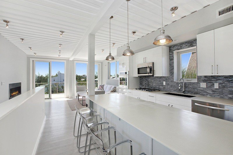 Moderný kontajnerový byt s bielym interiérom Kontajner-bytové zariadenie-biela-obývačka-Andrew-Anderson