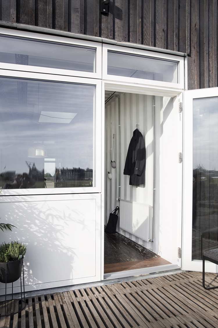 Kontajnerový byt -študent-paleta-terasa-zasklenie-patio dvere