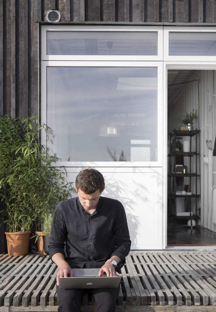 kontajner-byt-študent-terasa-sedenie-drevo