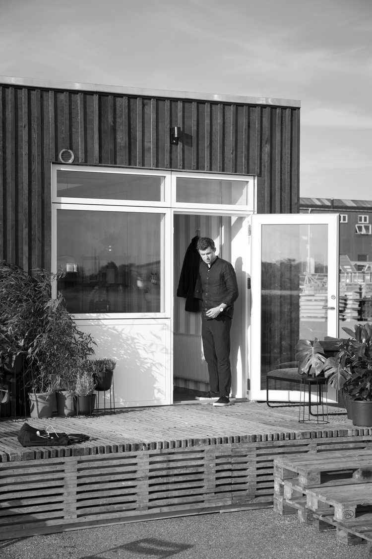 kontajner-byt-študentský dom-malá-terasa-palety