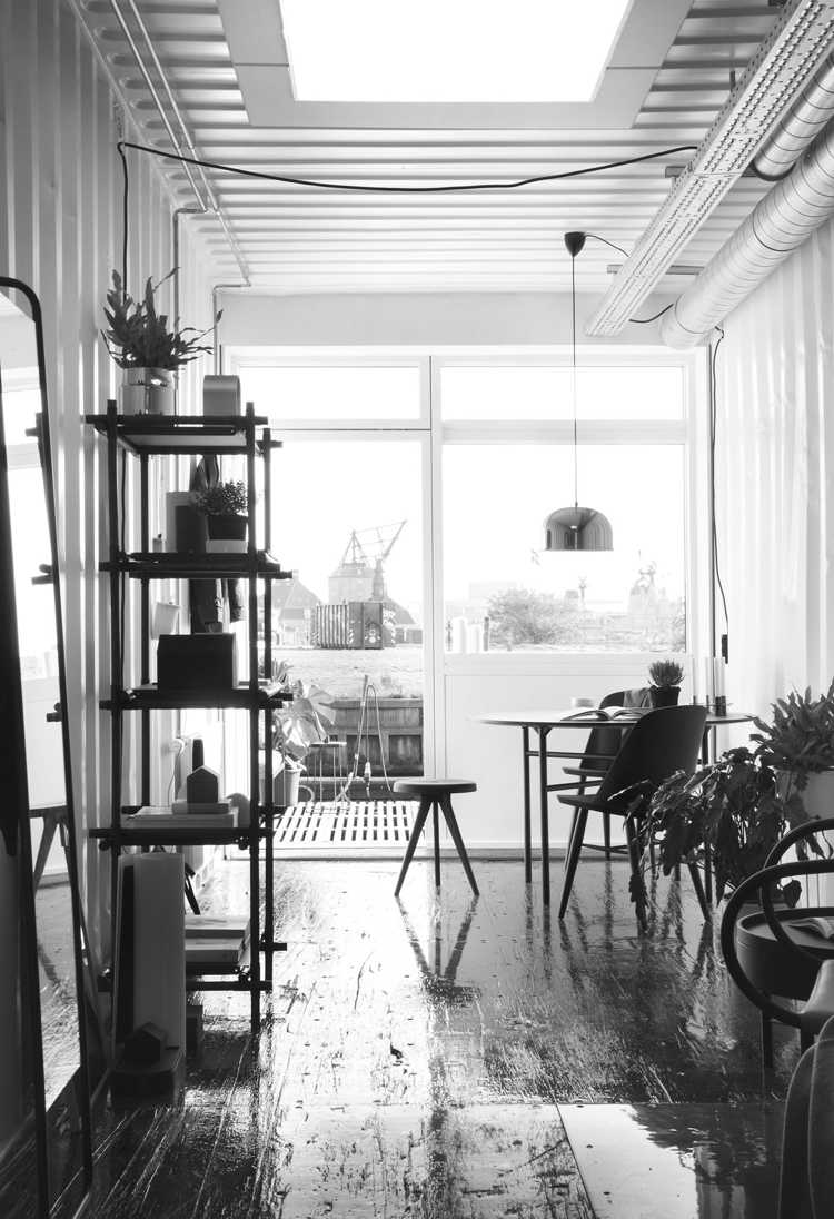 kontajner-byt-študent-interiér-dizajn-drevená-podlaha-moderný