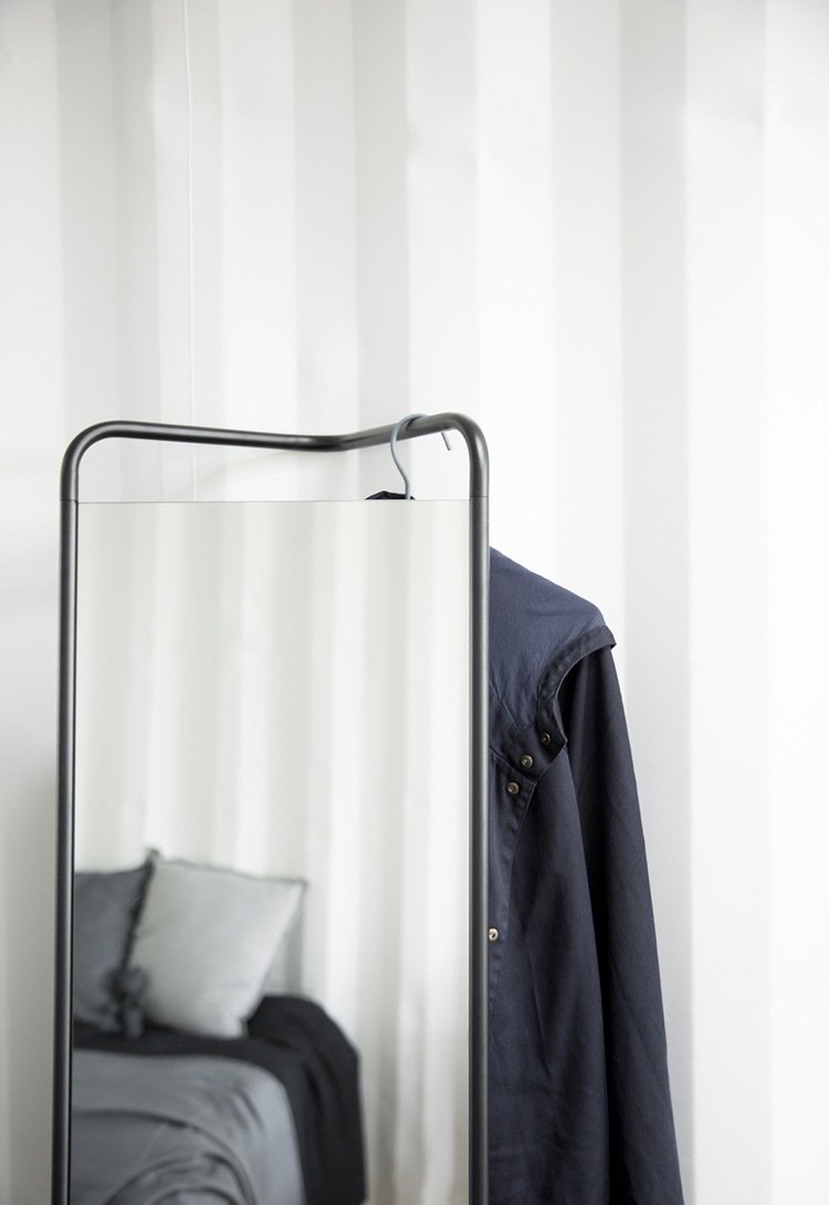 kontajner-byt-študent-deko-stojan-zrkadlo-moderné