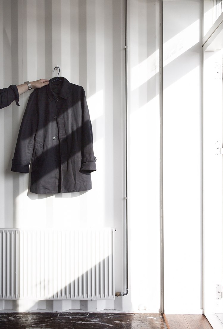 kontajner-byt-študenti-stena-háčik-stena-biela-minimalistická