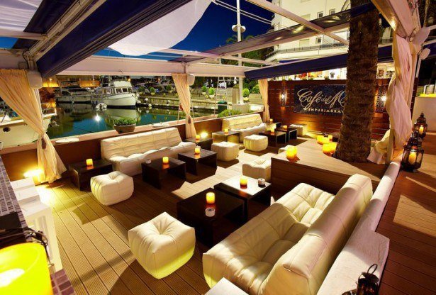 dizajnový čalúnený nábytok oruga biela kaviareň del mar girona španielsko