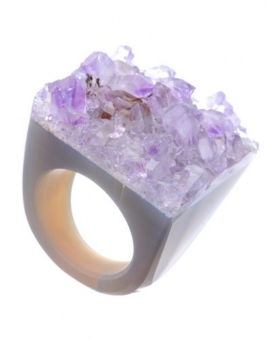 svetlé odtiene krištáľových dizajnérskych prsteňov od joya