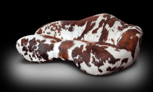 Pohovka mumba z kravskej kože od bratov bratov Bretzových