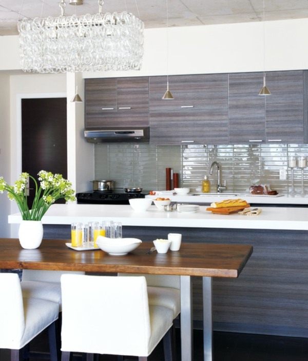 V jedálni je nainštalovaný krištáľový luster so zrkadlovými dlaždicami