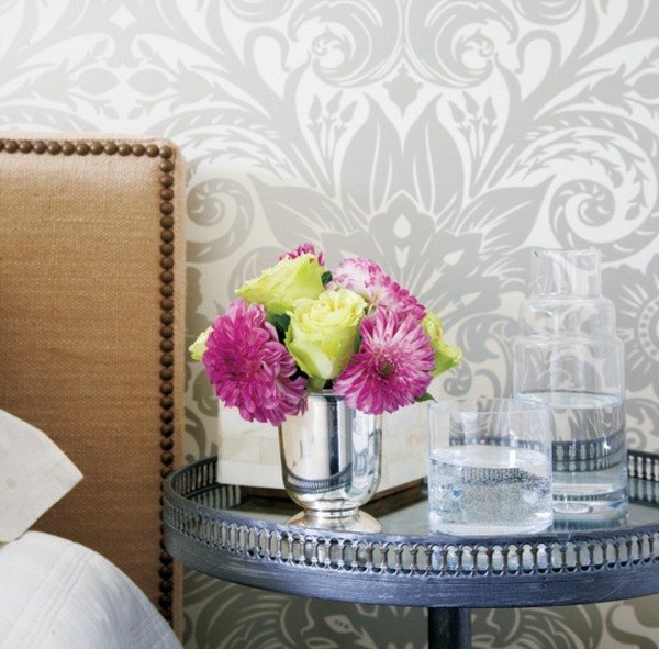 Tapeta na posteľ pri posteli kovový nočný stolík letné kvety