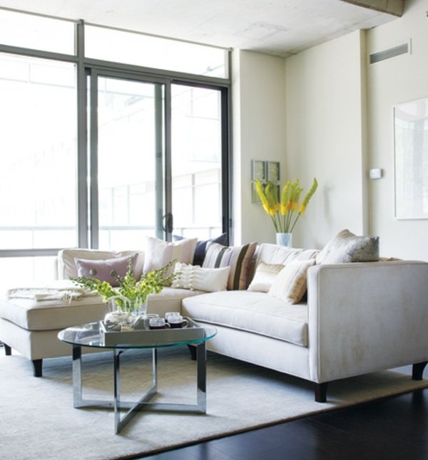 štýlovo zariadený malý byt tmavá drevená podlahová krytina v zelených farbách