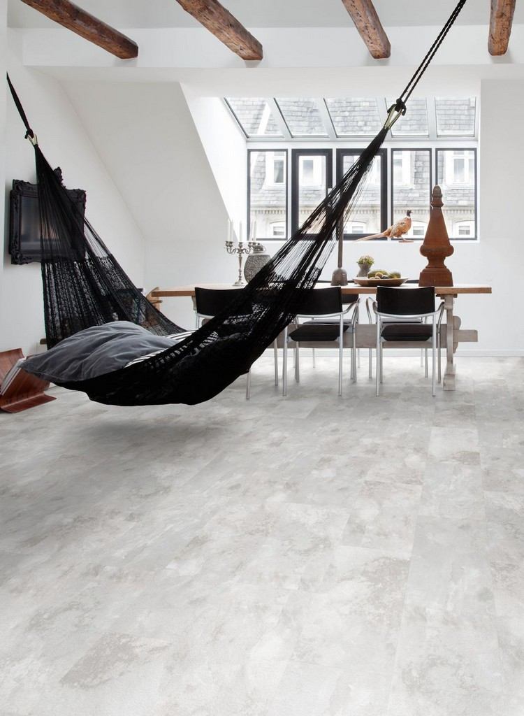 čierna vnútorná hojdacia sieť obývacia izba drevený trámový strop