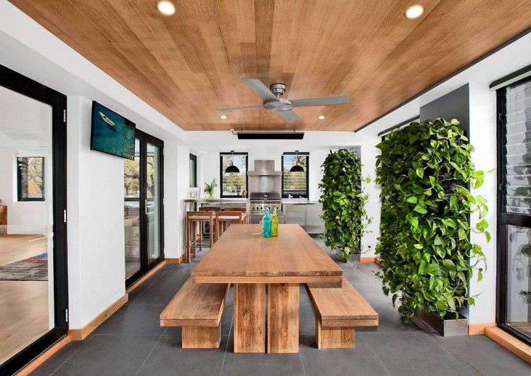 vertikálna záhrada vo vnútri, chladný nápad na zariadenie jedálne, kuchyňa