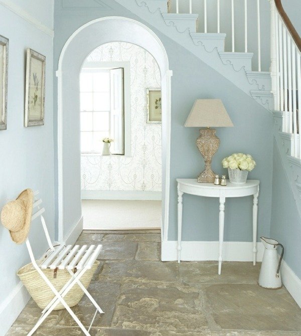 Kamenná podlaha-chodba-modrá-nástenná farba