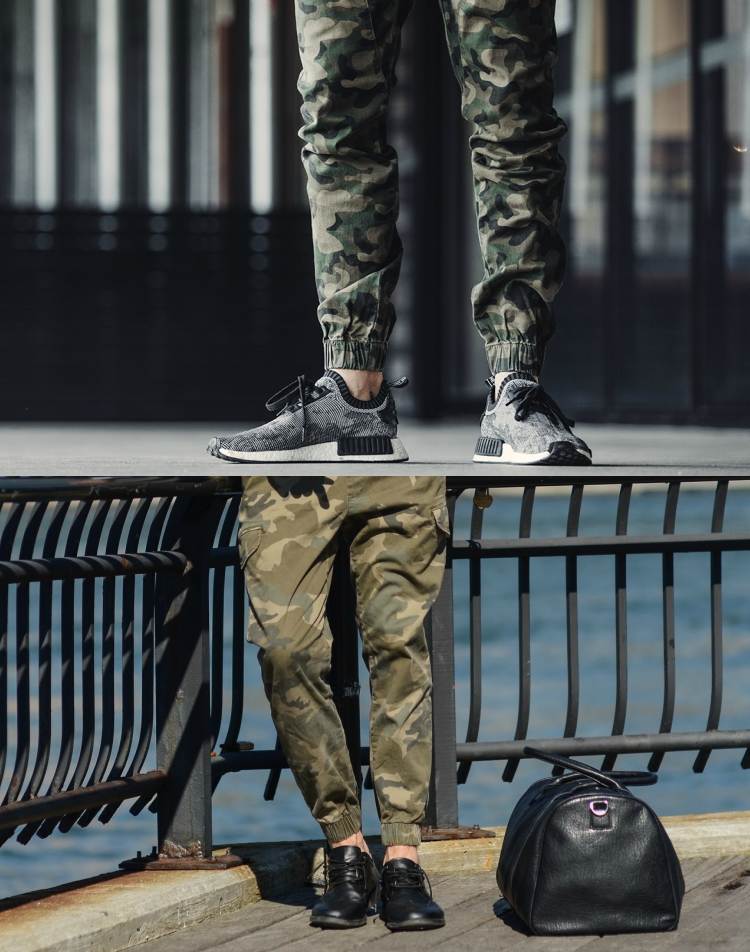 cool tepláky pánske maskáčové nohavice kombinujú topánky