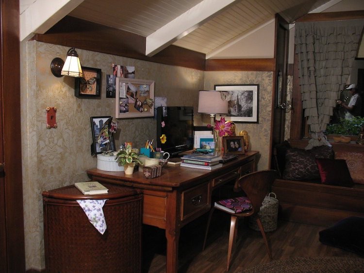 Nápady pre dospievajúce dievčatá Aria so šikmou strechou z tmavého dreva