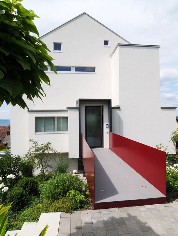 chladná chata v zadnej časti Švajčiarska moderná chata vo Švajčiarsku - zadná