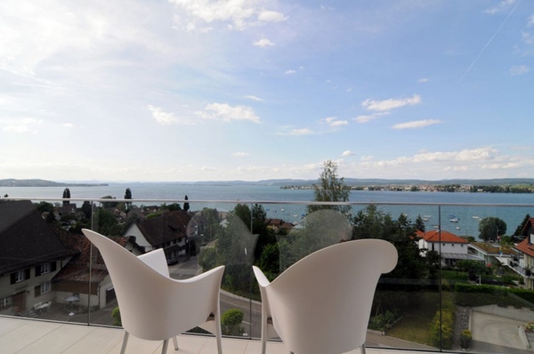 chladná chata s výhľadom na švajčiarsko moderná chata vo švajčiarsku - výhľad