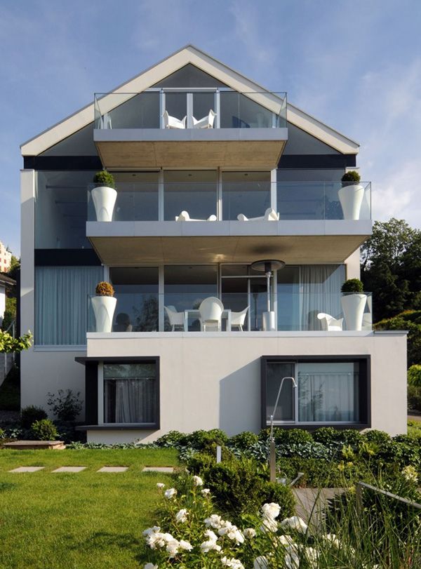 chladná chata vo Švajčiarsku -čelný pohľad moderná chata vo švajčiarsku -čelný pohľad