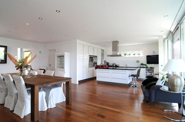 chladná chata vo švajčiarsku jedáleň moderná chata vo Švajčiarsku, jedáleň