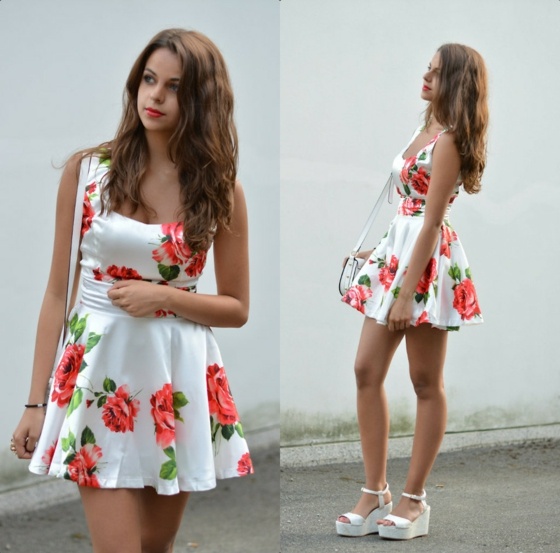 Saténové šaty s kvetmi a klinovými sandálmi Kabelka-šaty-s-pásom-krátke