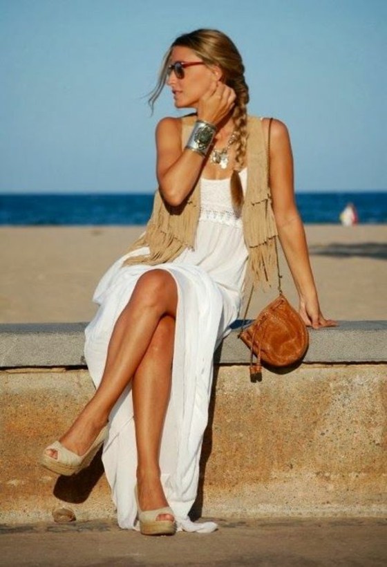 Bavlnené šaty s vestou a sandálmi na platforme Pigtail klinové sandále biele šaty