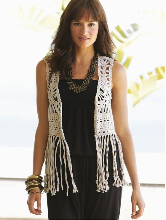 Pletená vesta s okrajovými čiernymi šatami s náhrdelníkom Paže bižutéria-ľanové šaty-v-čiernej-s-pletenou vestou-v-Écrü