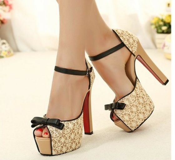 Peep toe sandále so vzormi a čiernou mašličkou Sandále z látky a kože na vysokom podpätku