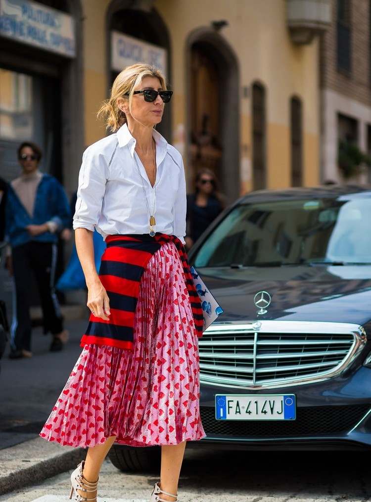 Skladaná sukňa kombinuje módne trendy jarných 2021 skvelých outfitov pre ženy nad 50 rokov