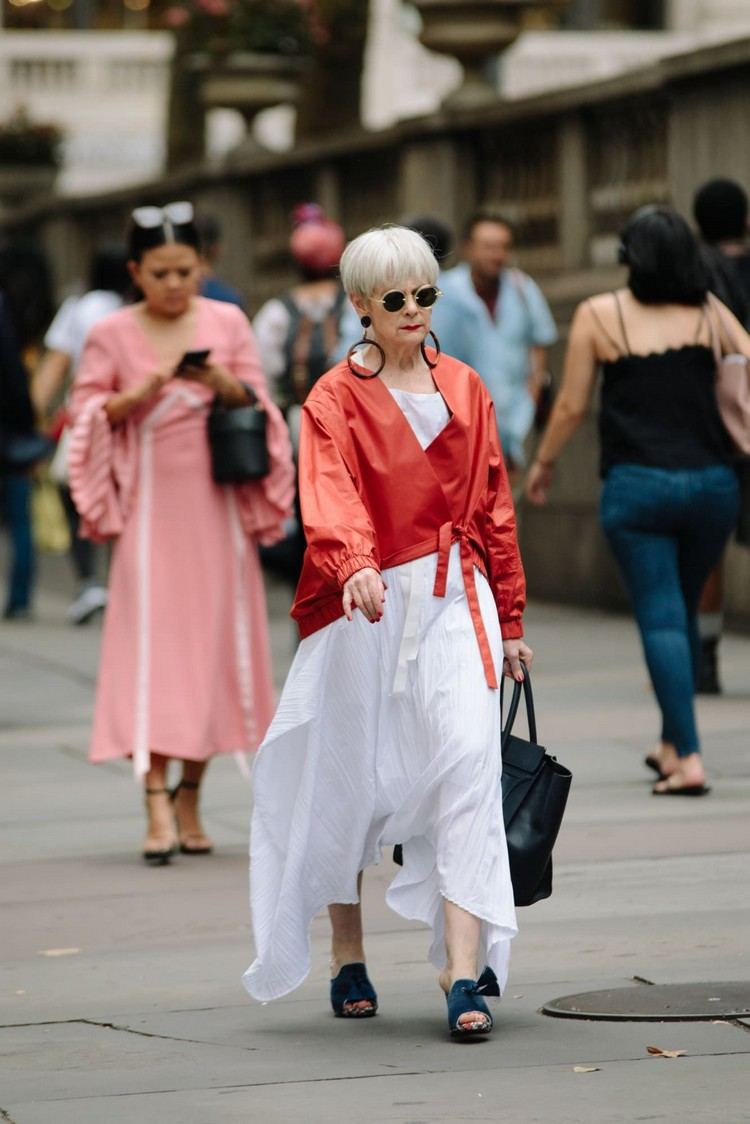 Módne trendy jar 2021 cool oblečenia pre ženy po 50 -tke