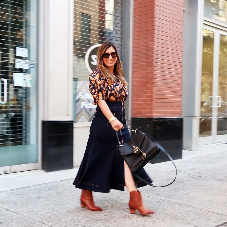 skvelé outfity pre ženy nad 50 rokov kombinujú džínsové sukne na jar