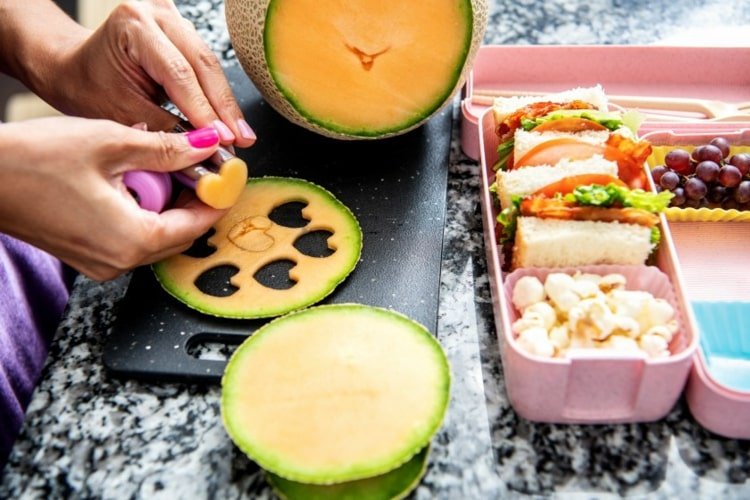 Vystrihnite ovocie a jedlo aranžujte pre deti vizuálne atraktívnym spôsobom