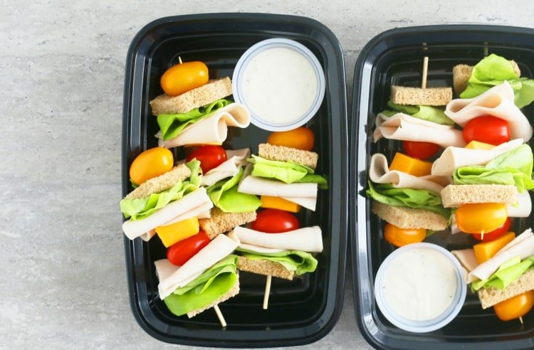 Sendvič na špajdle so zeleninou ako alternatíva k nudnému chlebíku