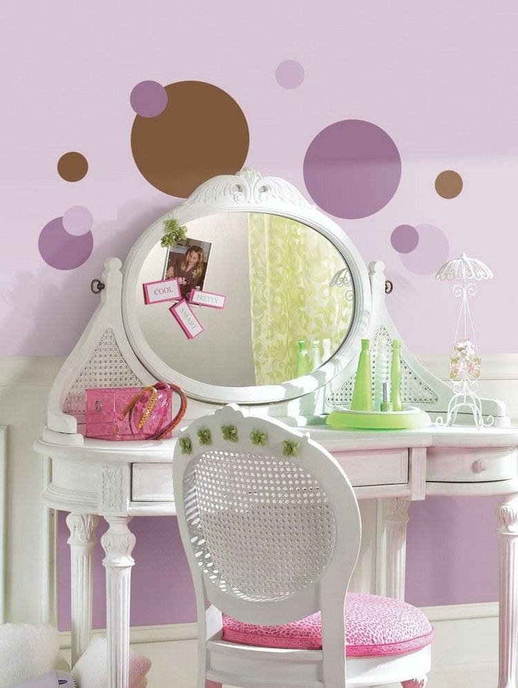 teenager-room-nápady-dievča-orgován-stena-farba-obliekanie-stôl-kruhy-šablóna-nástenná dekorácia