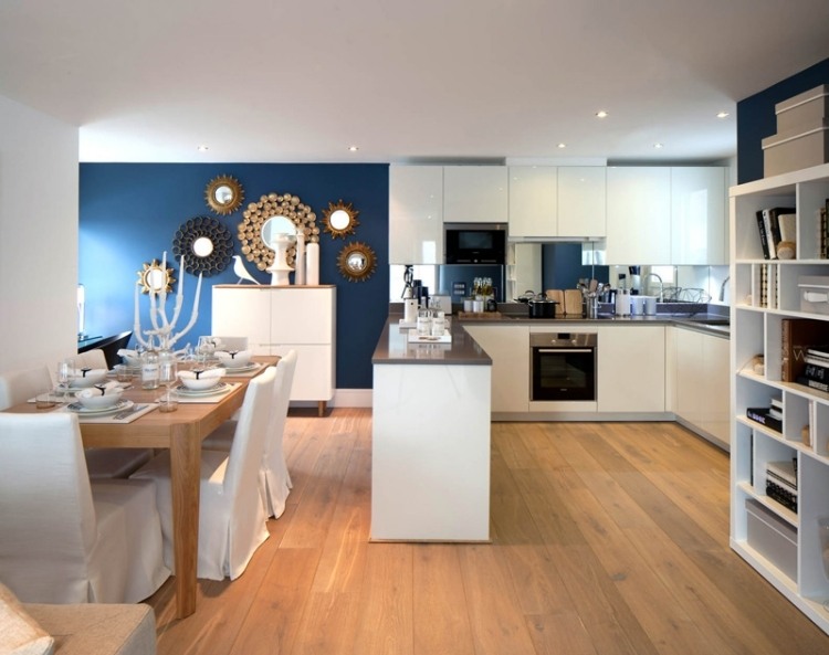 zaujímavý okrúhly rám zrkadla a farba steny tyrkysová cool-living-nápady-urob si sám-otvorená-kuchyňa-biela-stena-farba-tyrkysová-zrkadlo-rám-kruhy-hravé