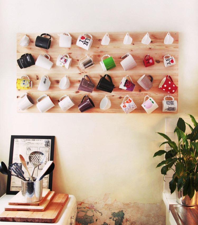 Kam ste dali šálky na kávu a čaj? - Zaveste ich na stenu! Skvelé nápady na bývanie, ako si vyrobiť hrnček na kuchynskú poličku a zavesiť háčik na drevenú dosku