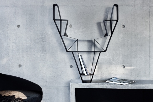 knižnica čierna sochárska kovová hlava jeleňa dizajnová polička na knihy čierna sochárska kovová hlava jeleňa